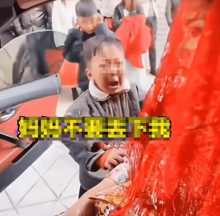 Mẹ chặn xe cưới của con trai ra điều kiện, cô dâu lập tức hủy hôn-3