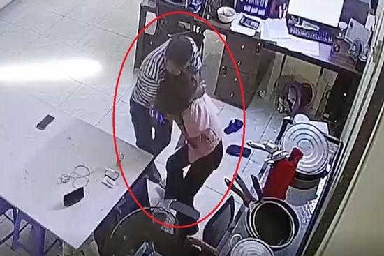 Camera ghi lại cảnh giám đốc người Trung Quốc sát hại nữ kế toán