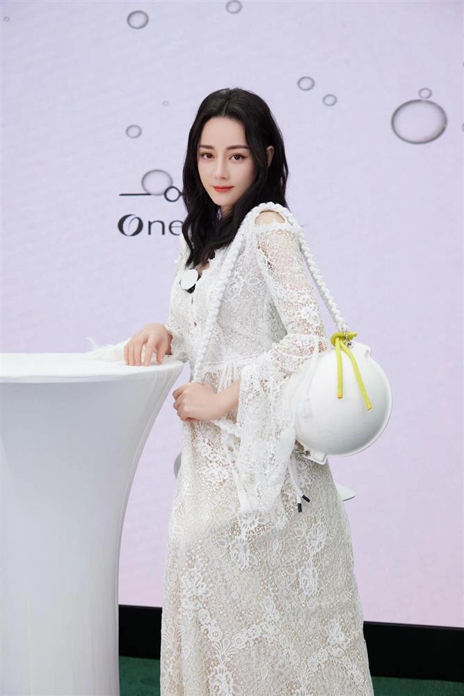 Vì sao Địch Lệ Nhiệt Ba cân đẹp được mọi tạo hình?-3