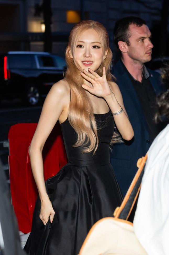 Rosé (BLACKPINK) xinh như công chúa tại sự kiện, đeo phụ kiện tiền tỷ gây sốt-1