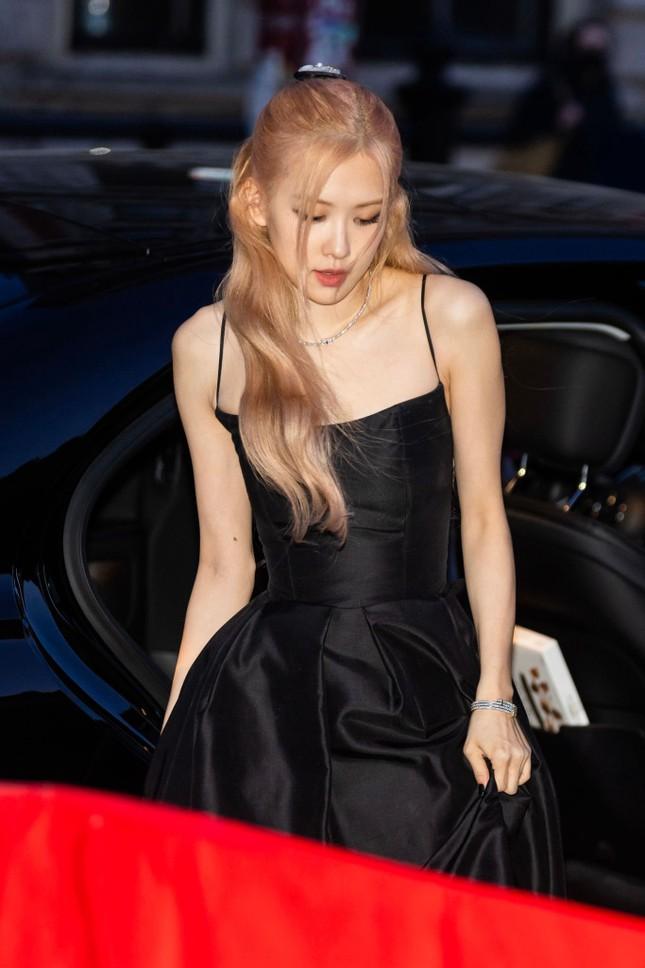 Rosé (BLACKPINK) xinh như công chúa tại sự kiện, đeo phụ kiện tiền tỷ gây sốt-2