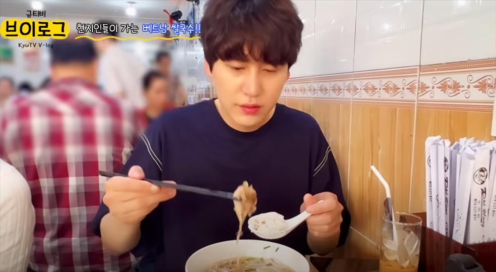 Ngôi sao Super Junior khoe ăn phở ở TP.HCM ngon phát điên, tô lớn chỉ 90.000đ-1