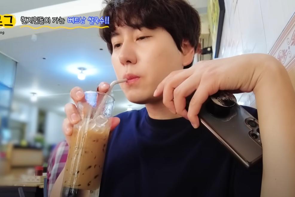 Ngôi sao Super Junior khoe ăn phở ở TP.HCM ngon phát điên, tô lớn chỉ 90.000đ-6