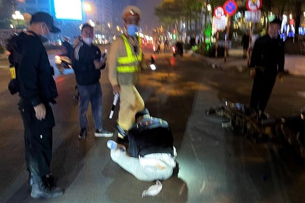Nháo nhào bỏ chạy khi bị công an kiểm tra, tài xế xe máy tông ngã thai phụ-1