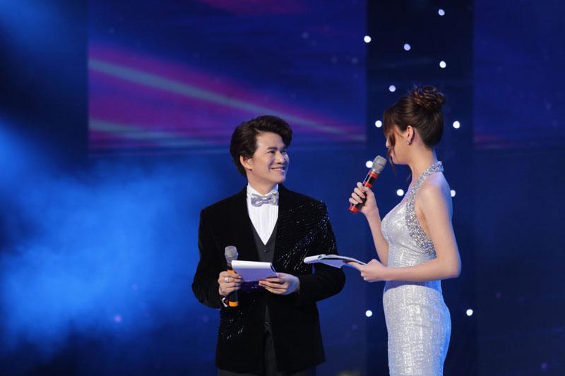 MC Vũ Mạnh Cường đi xe ôm cho kịp tổng duyệt Lễ trao giải Cống Hiến 2023-3