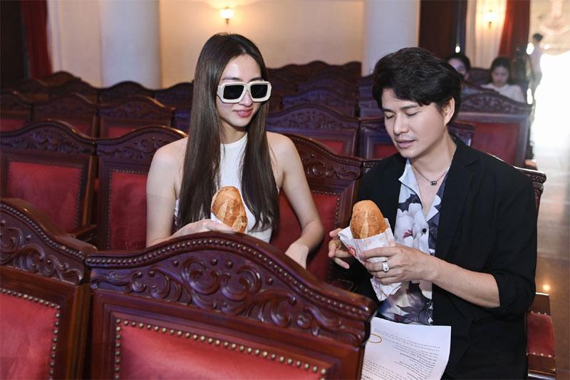 MC Vũ Mạnh Cường đi xe ôm cho kịp tổng duyệt Lễ trao giải Cống Hiến 2023-2