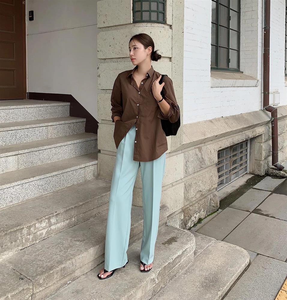 Làm thế nào để trông trẻ trung khi diện áo sơ mi tối màu?-1