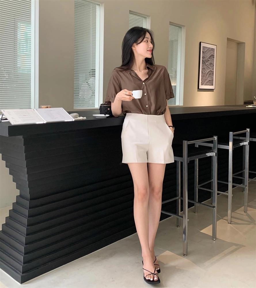 Làm thế nào để trông trẻ trung khi diện áo sơ mi tối màu?-2