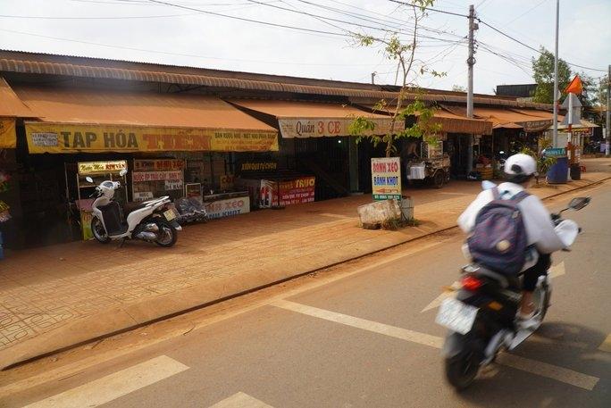 Clip: Lốc xoáy cuốn bụi đỏ lên cao cả trăm mét ở sân bay Long Thành-2