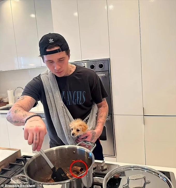 Brooklyn Beckham khi làm đầu bếp: Để lẫn nút chai trong nồi thịt?-1