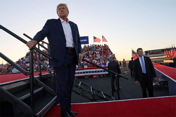 Ông Trump vẫn đi dự tiệc tối với vợ sau khi bị truy tố-4