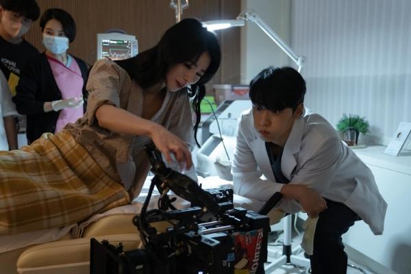 Nữ hoàng cảnh nóng Lim Ji Yeon hẹn hò bạn diễn The Glory-4