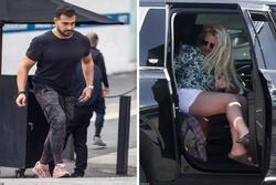 Britney Spears đi chơi xa một mình, hai vợ chồng cùng tháo bỏ nhẫn cưới