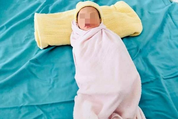 Bé gái còn dây rốn bị bỏ rơi bên lề đường ở Long An-1