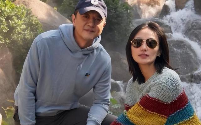 Vợ kém 19 tuổi của Lý Á Bằng ẵm con bỏ về quê-4