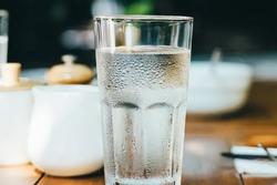 Lượng nước cần uống mỗi ngày để giảm nguy cơ đột quỵ