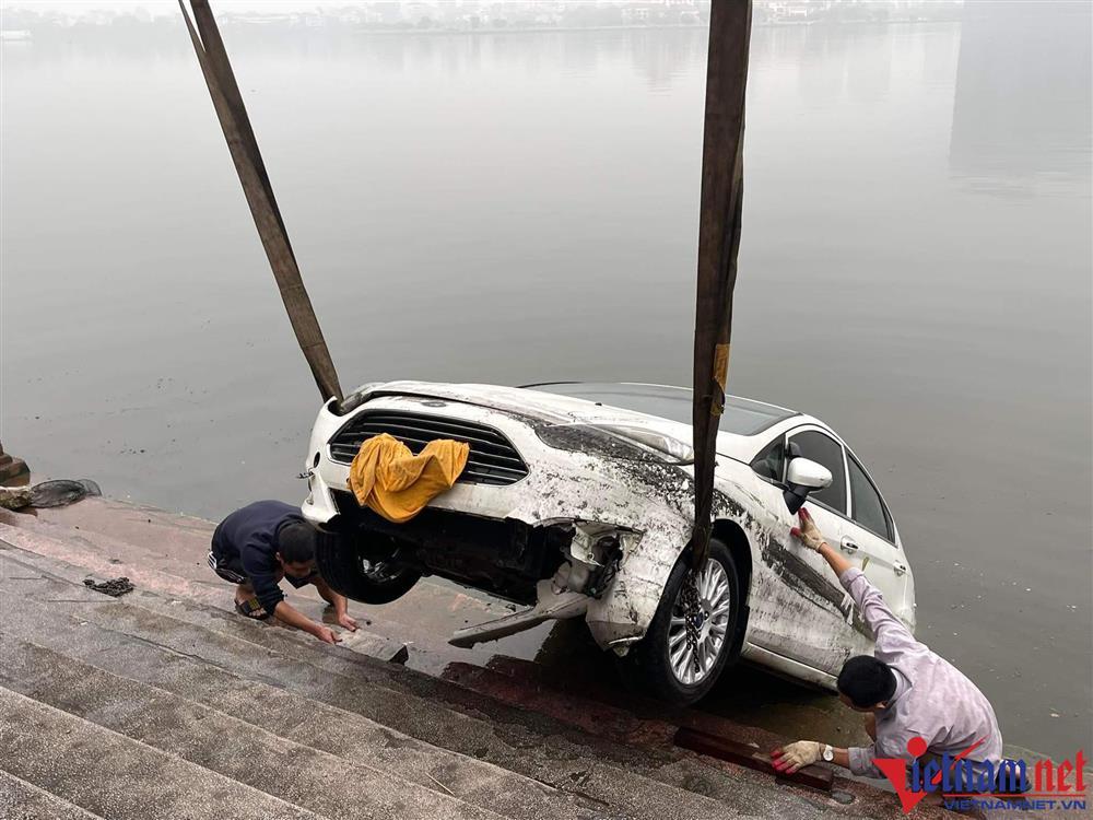Nhầm chân ga, người phụ nữ lao thẳng ô tô xuống hồ Tây-3