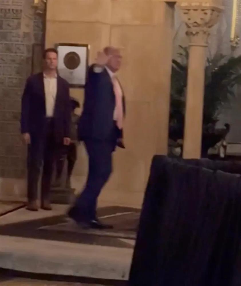 Ông Trump vẫn đi dự tiệc tối với vợ sau khi bị truy tố-3