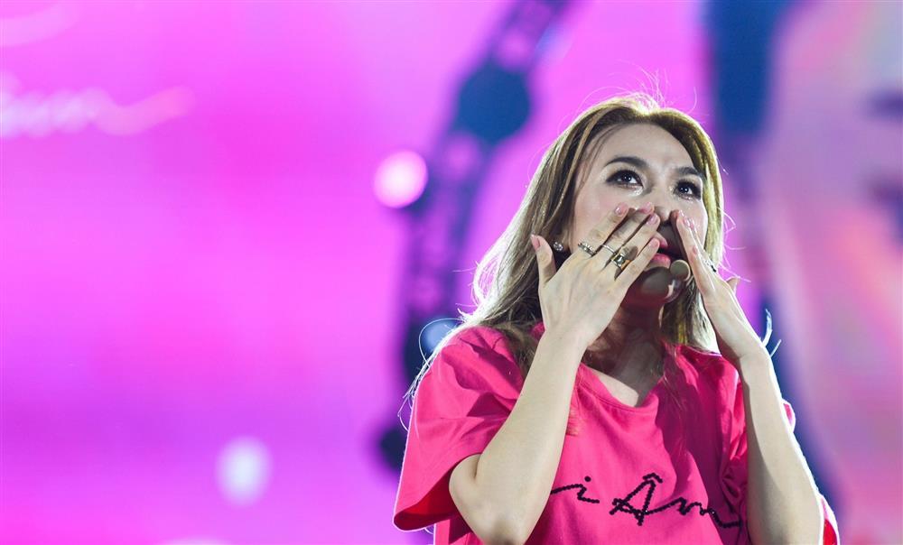 Hơi nhiều vua và nữ hoàng ở showbiz Việt-3