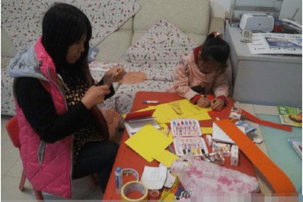 Bí mật xé lòng đằng sau ước mơ cầm giấy khen của một bé gái-3