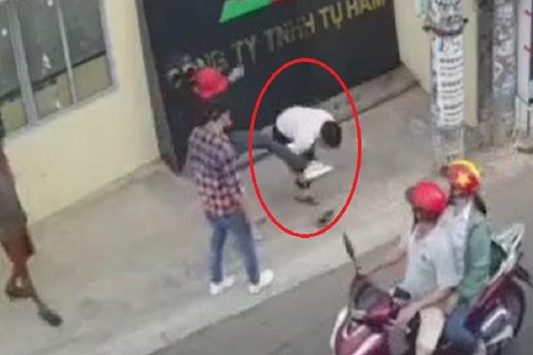 Clip bảo vệ ở Bình Dương bị thanh niên đấm, đá thẳng vào mặt-1