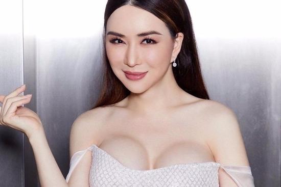 Nữ tỷ phú chuyển giới bị cựu Hoa hậu Hoàn vũ chỉ trích