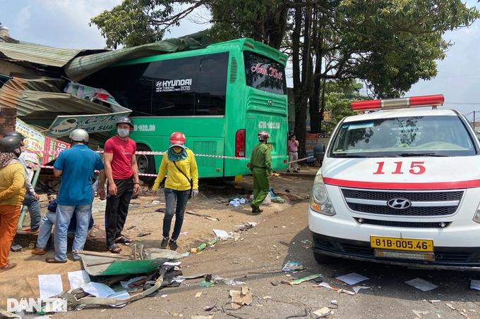Tai nạn xe khách và xe tải, 2 người chết, 8 người trọng thương-1