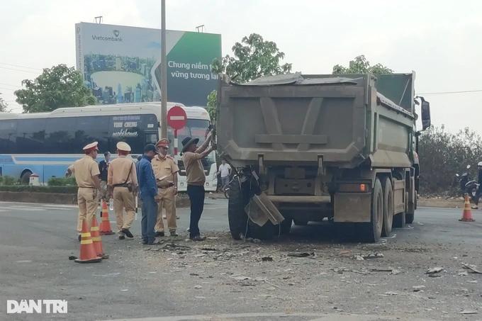 Tai nạn xe khách và xe tải, 2 người chết, 8 người trọng thương-2
