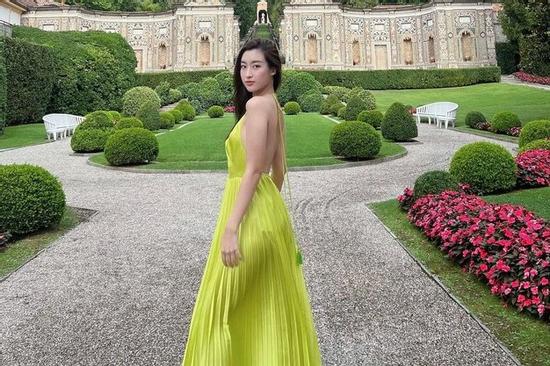 Đỗ Mỹ Linh khoe ảnh chụp toàn thân, netizen phát hiện điều lạ