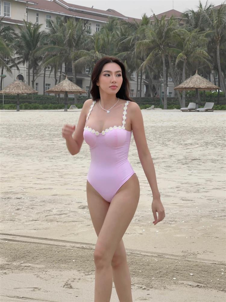 Hoa hậu Thùy Tiên khoe đường cong hút mắt với áo tắm-4