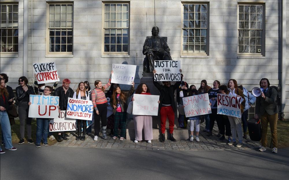 Sinh viên Harvard chiếm hội trường phản đối bê bối tình dục của giáo sư-2