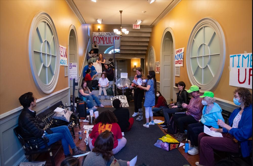 Sinh viên Harvard chiếm hội trường phản đối bê bối tình dục của giáo sư-1