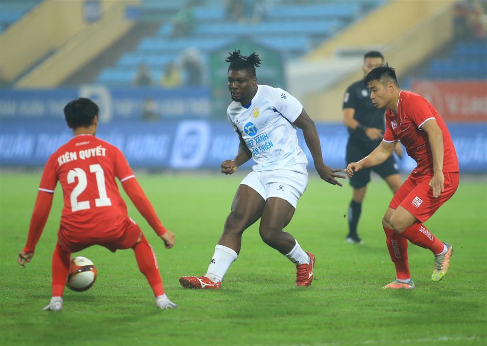 Cầu thủ Hải Phòng chấn thương kinh hoàng, nhập viện cấp cứu-2