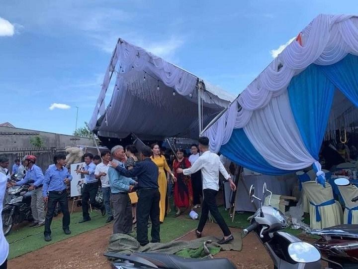 Lốc xoáy thổi tung rạp đám cưới, khách hoảng sợ chạy thoát thân-2