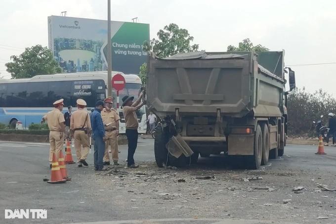 Vợ chồng nghe tin bố hấp hối, vội đón xe khách về quê thì gặp nạn-6