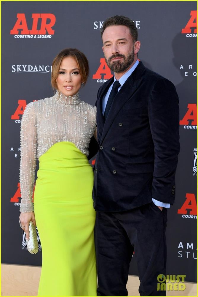 Jennifer Lopez và chồng trẻ ngọt ngào khóa môi tại sự kiện-4