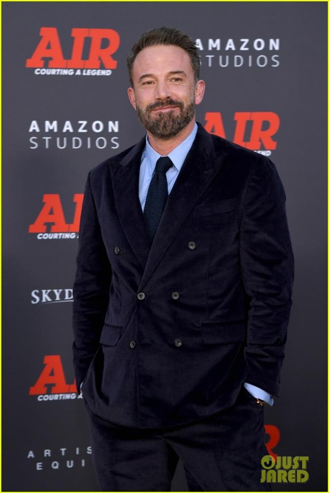 Jennifer Lopez và chồng trẻ ngọt ngào khóa môi tại sự kiện-7