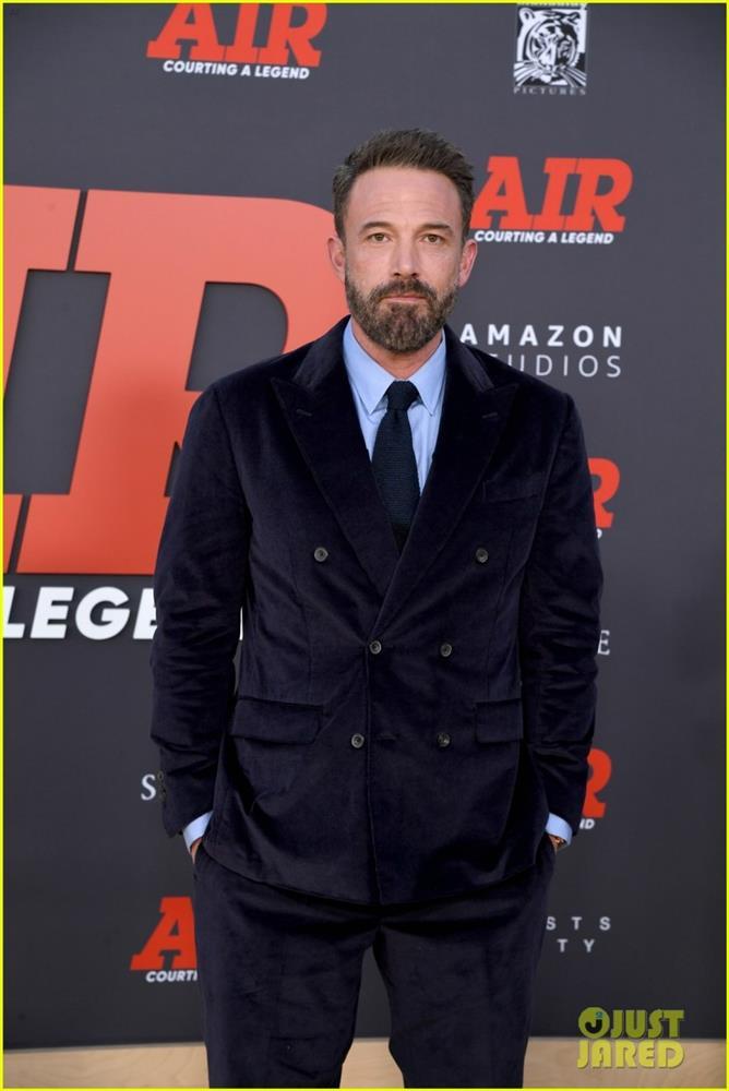 Jennifer Lopez và chồng trẻ ngọt ngào khóa môi tại sự kiện-8