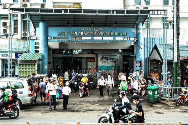 Vụ cây bật gốc trước cổng trường ở TP.HCM: Một phụ nữ mang thai bị thương-1