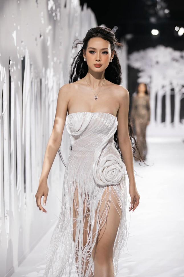 Hoa hậu Bảo Ngọc lên tiếng khi bị chê catwalk-1