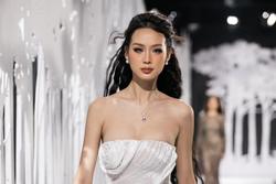 Hoa hậu Bảo Ngọc lên tiếng khi bị chê catwalk