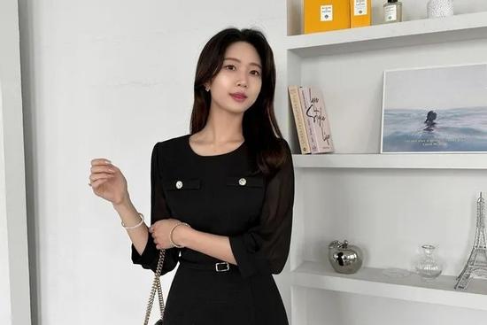 Váy đen tối giản - kiểu váy đáng sắm nhất của nàng công sở
