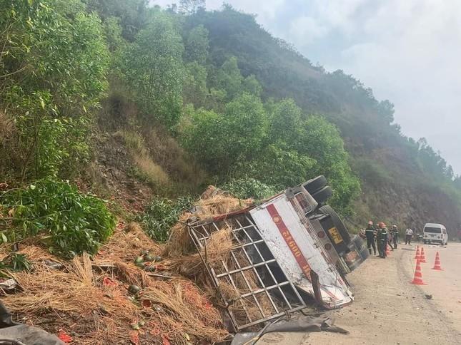 Xe tải chở dưa hấu lật úp vào vách núi, 4 người tử vong-3
