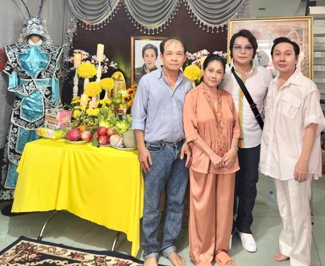 YouTuber vẫn tụ tập trước nhà nghệ sĩ Vũ Linh-1