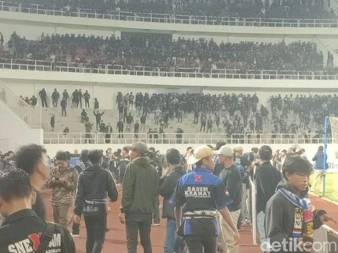 Vừa bị FIFA trừng phạt, bóng đá Indonesia xảy ra bạo loạn kinh hoàng-2