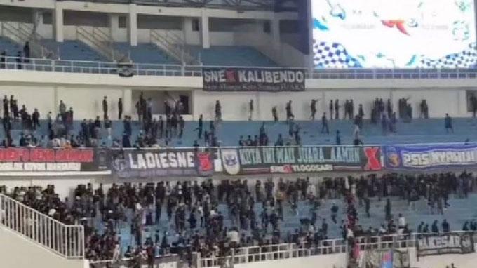 Vừa bị FIFA trừng phạt, bóng đá Indonesia xảy ra bạo loạn kinh hoàng-1