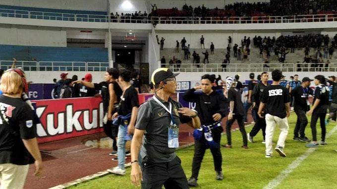 Vừa bị FIFA trừng phạt, bóng đá Indonesia xảy ra bạo loạn kinh hoàng-3