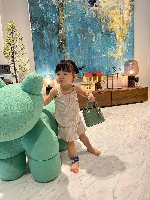 Suchin nhà Cường Đô la sở hữu đồ hiệu đắt đỏ, giày dép cả chục triệu-14