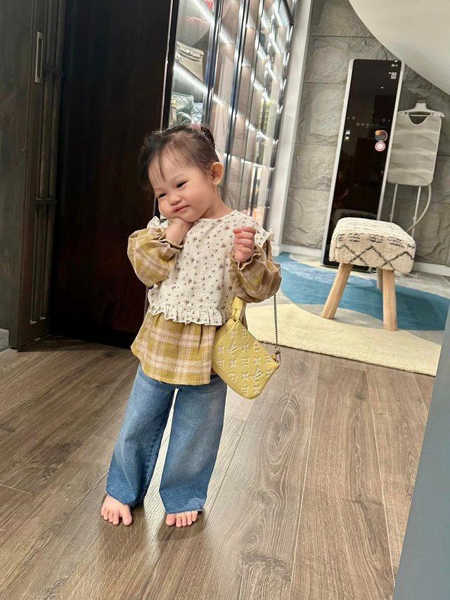 Suchin nhà Cường Đô la sở hữu đồ hiệu đắt đỏ, giày dép cả chục triệu-16