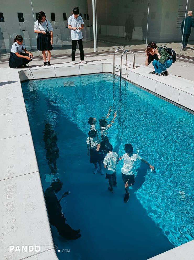 Độc lạ bể bơi Nhật Bản: Xuống tận đáy sống ảo lung linh không lo ướt-1